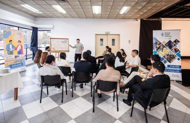 Jóvenes asistentes en una acttividad participativa