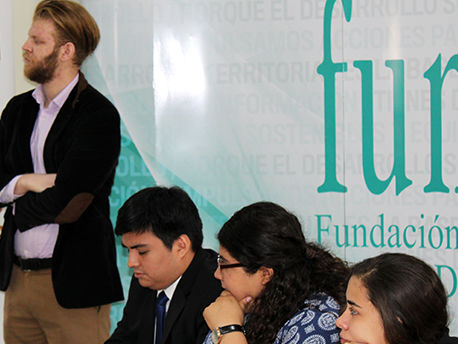 Alejandro Arrieta, facilitador del diplomado junto a jóvenes participantes. 