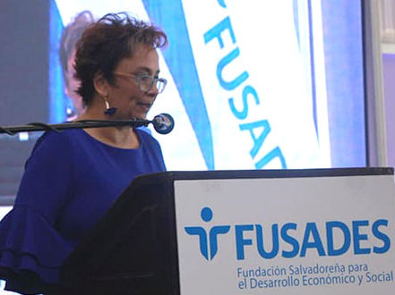 Ingrid Schlaffke de Escobar subdirectora 
 de la Fundación Hanns Seidel para Centroamérica da las palabras iniciales del evento.