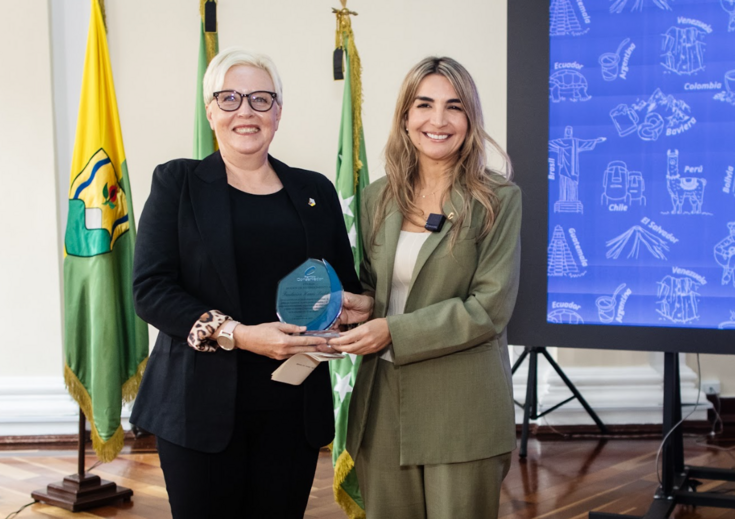 Dra. Susanne Luther recibiendo el reconocimiento por parte del Partido Conservador Colombiano, entregado por su presidenta, la senadora Nadia Blel