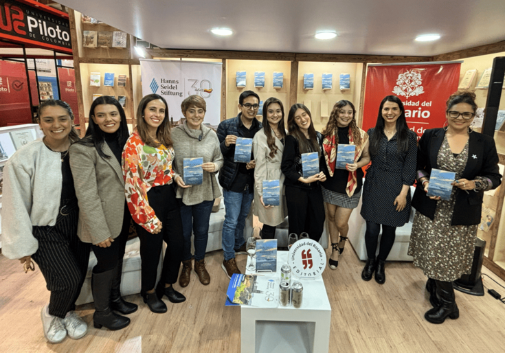 Panelistas y algunos asistentes al evento de lanzamiento en la FILBo 2025