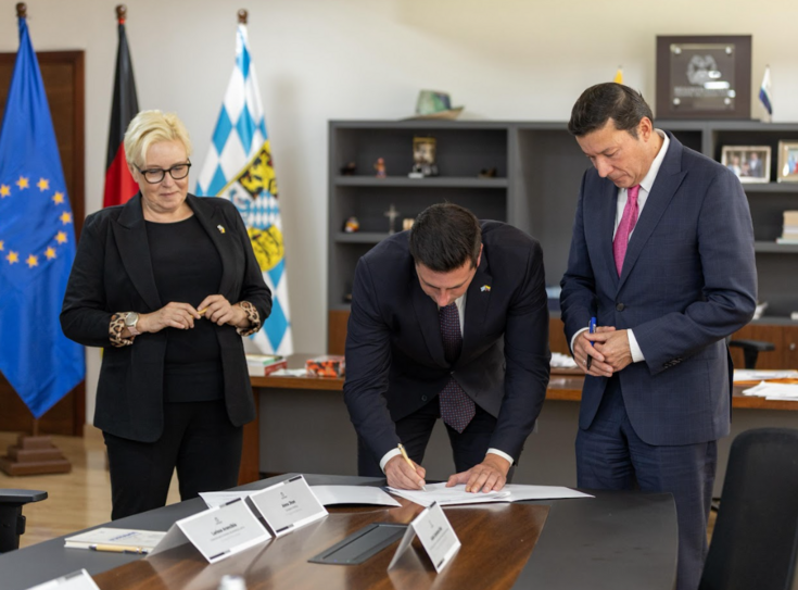 Demian D. Regehr, director HSS para Colombia y Venezuela, firmando el convenio con la RNES.  
